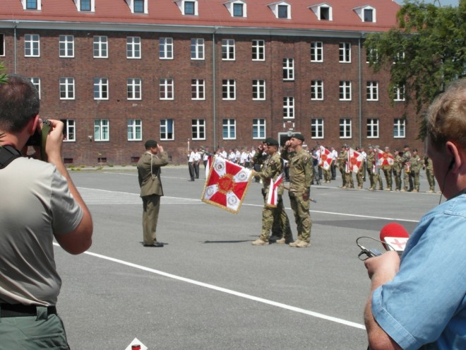The Unit's Commander Colonel Slawomir Berdychowski gives honours to the new Standard.