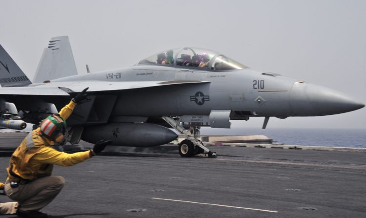 Ask A Fighter Pilot: Hornet vs Super Hornet!