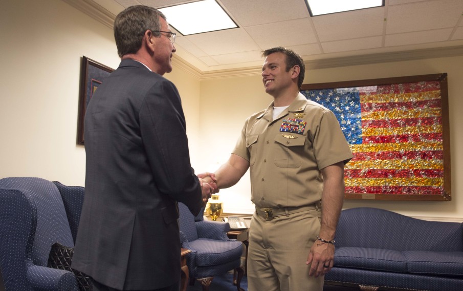Navy SEAL struggles to step into limelight of Medal of Honor