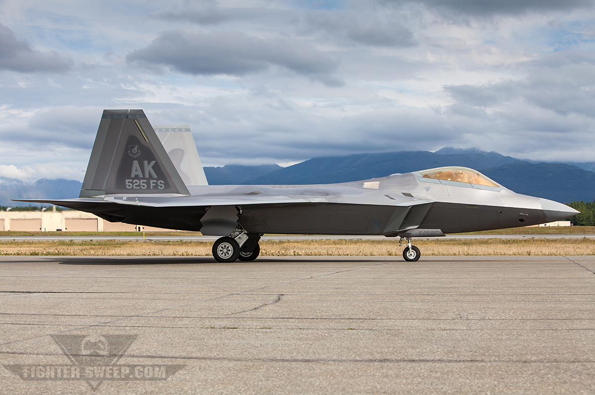 F-22 Raptors Fly Show Of Force Over Korean Peninsula!