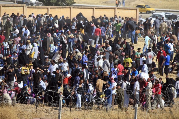 Watch Turkish border flooded with Syrian refugees