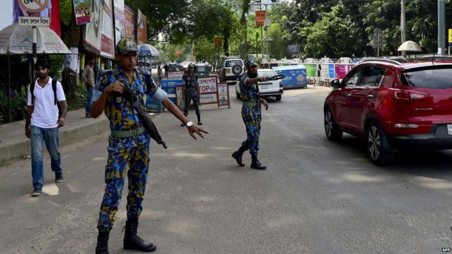 Bangladesh arrests 900 in crackdown on Islamist militants