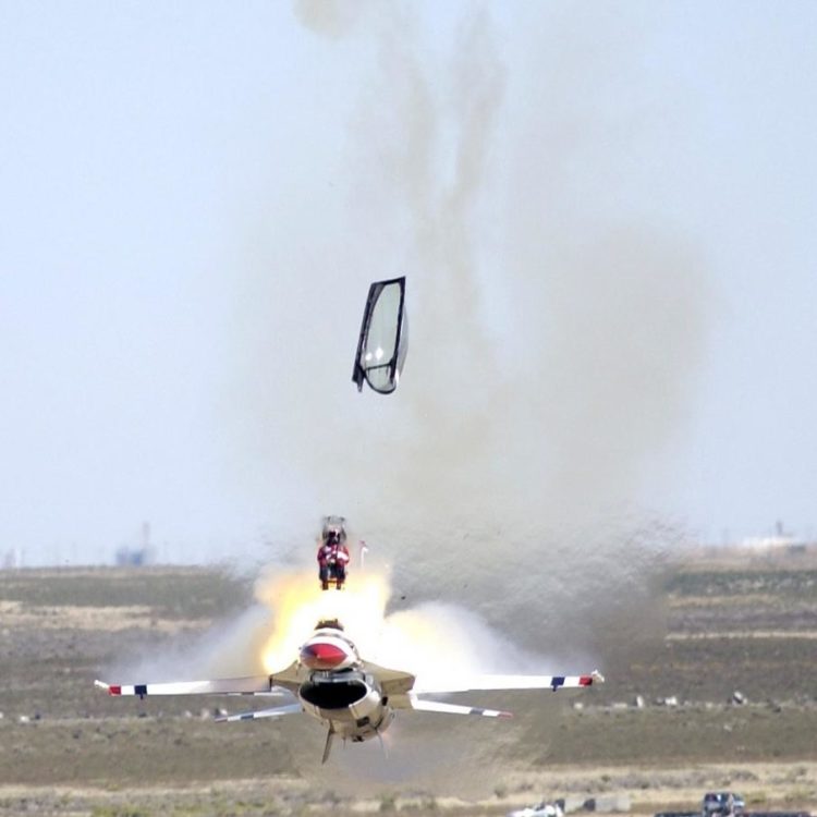 Thunderbird pilot praised for handling crippled jet