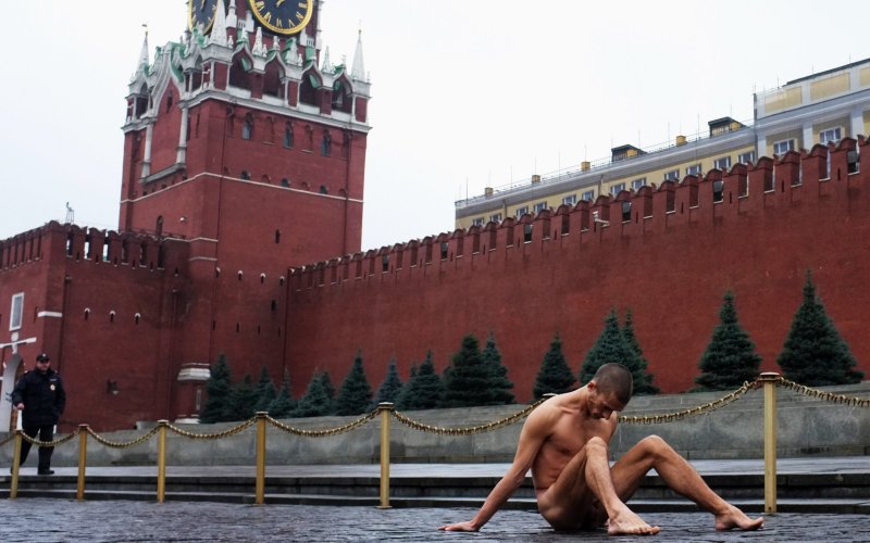 Adventure Darwinism – Man nails scrotum to Red Square, then sets the FSB on fire