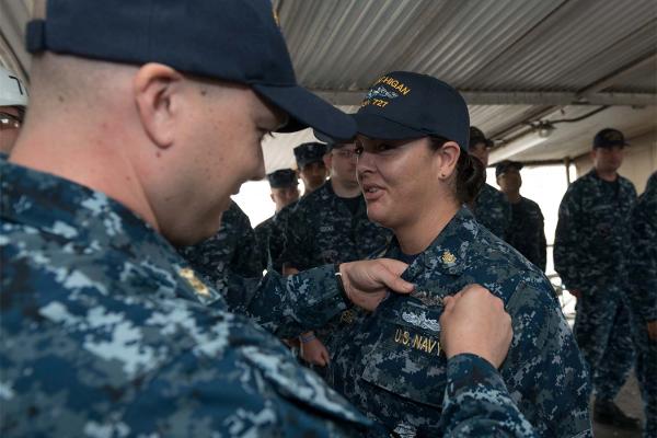 First female enlisted sailor gets submarine-qualified