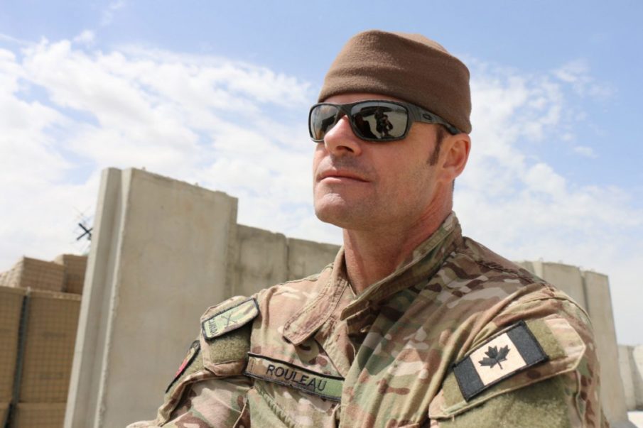 Canadian SF officer ND’s his rifle in Kurdistan