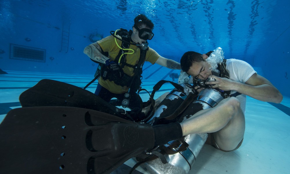 diver-underwater-1000x600