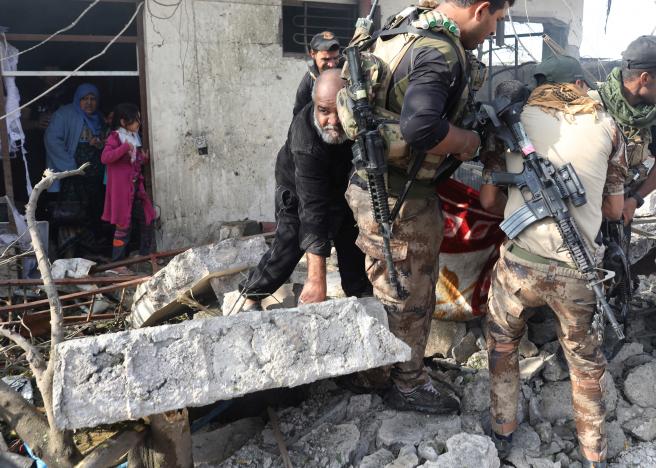 Iraqi forces struggle to tell friend from foe in Mosul street battle