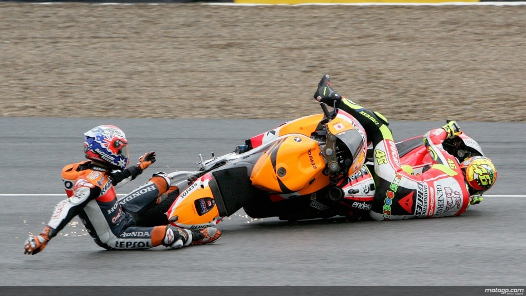 stoner-rossi-crash-by-juan-carlos-toro-del-rio-motogp-1024x576