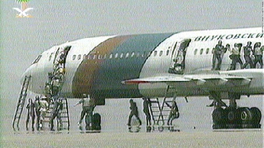 8 essential tips for safer air travel from a former British SAS operator