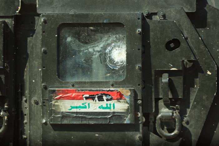 IS Mosul commander killed, government forces battle for bridge