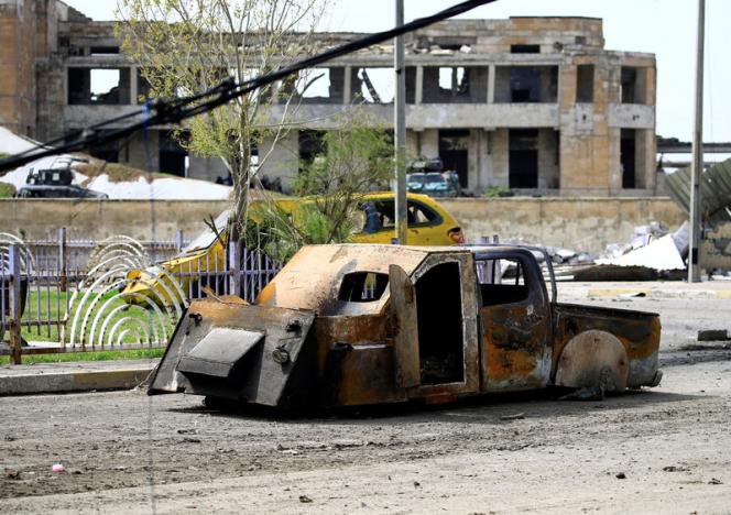 Iraqi forces close on Mosul mosque as strike kills foreign militants