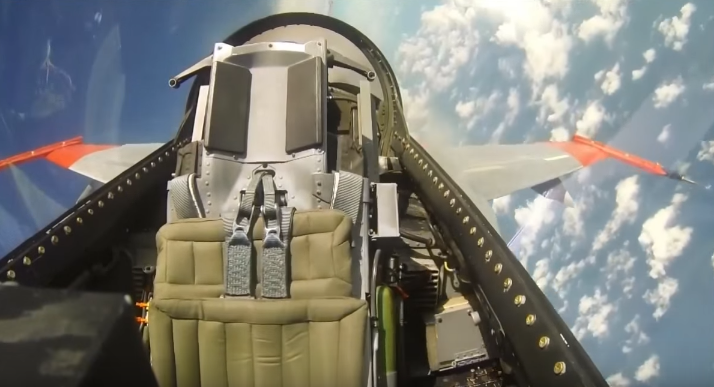 Must Watch! F-16 Fighting Falcon Flying Solo. Yes, We Mean Solo!