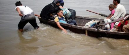 Flooding forces Mosul residents to flee war in rickety boats