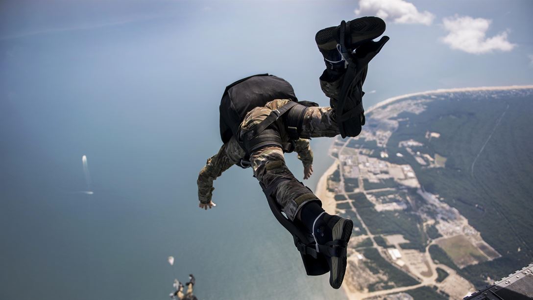 Sailors exit a CH-47 Chinook helicopter