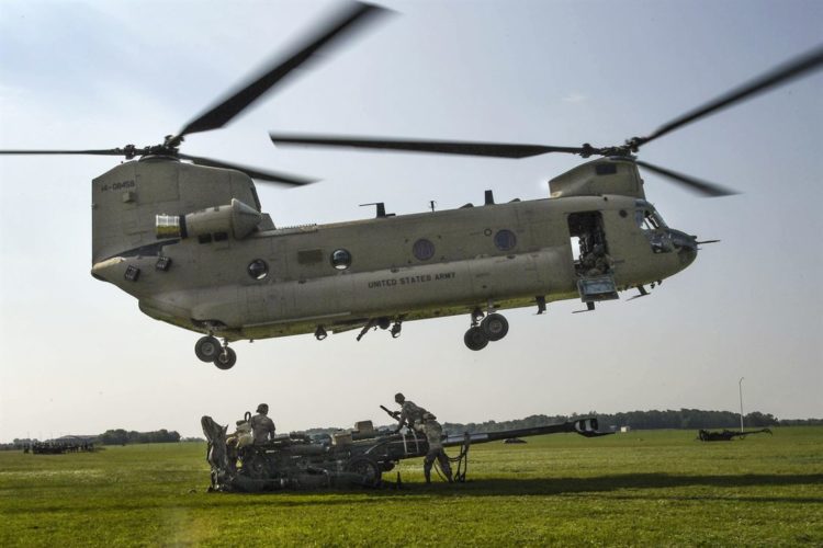 Picture of the Day: Soldiers Sling-load M777 Howitzer using a CH-47 Chinook