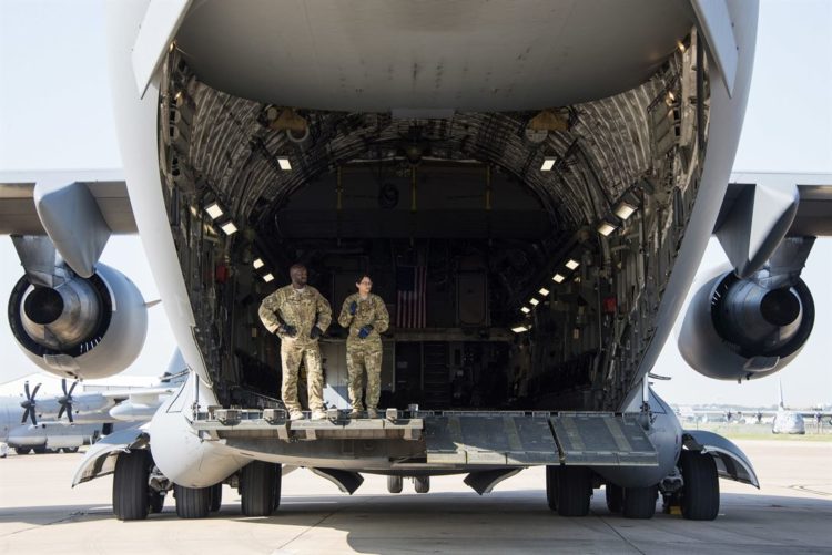 Picture of the Day: Air Force Personnel in Back of C-17 Globemaster III