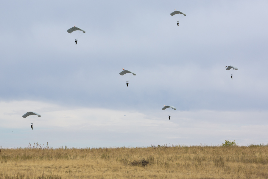 Watch: Russian paratroopers attack mock village in Zapad drills