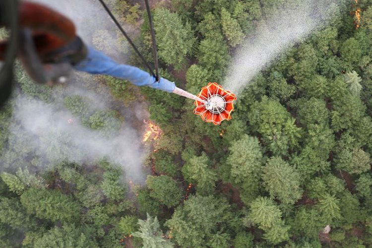 Picture of the Day: Bambi Bucket California Army National Guard CH-47 Chinook Fights Fires