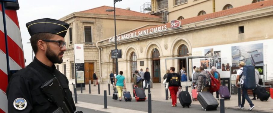 5 arrests after explosives found in chic Paris district