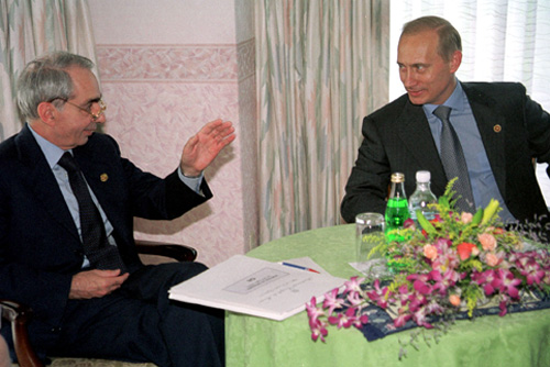 Moscow warns it may restrict U.S. media in Russia