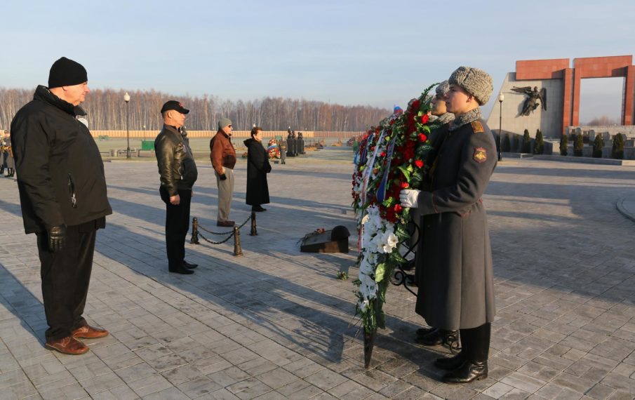 US delegation attends Soviet veteran wreath laying event