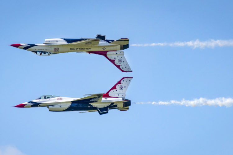 Picture of the Day: US Air Force Thunderbirds Showing Off Their Form