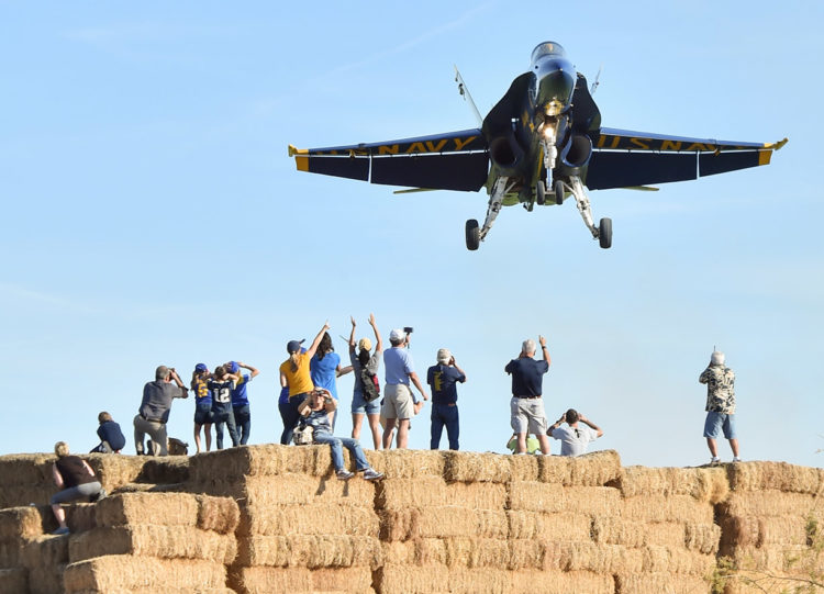 Picture of the Day: US Navy Blue Angels Wows the Crowd