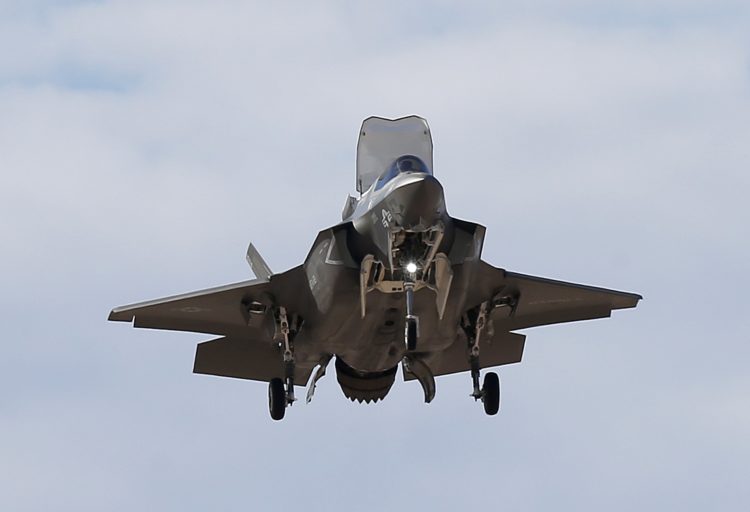 New British aircraft carrier receives first F-35B