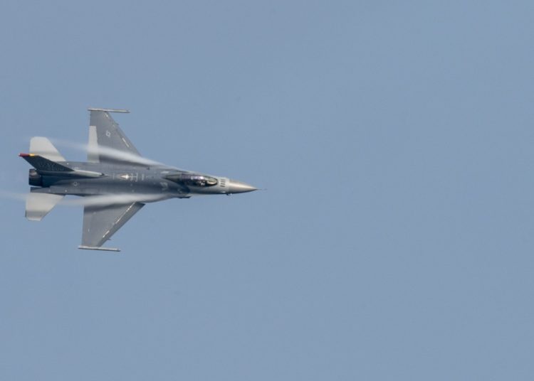 The Pic of the Day: US Air Force F-16 Fighting Falcon Demonstration Team performs in Japan