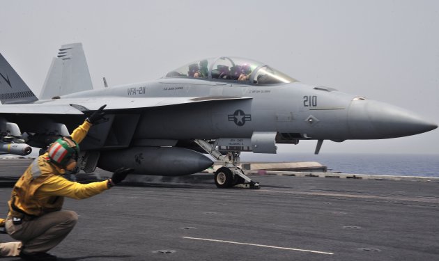 Ask a fighter pilot: Hornet vs Super Hornet!