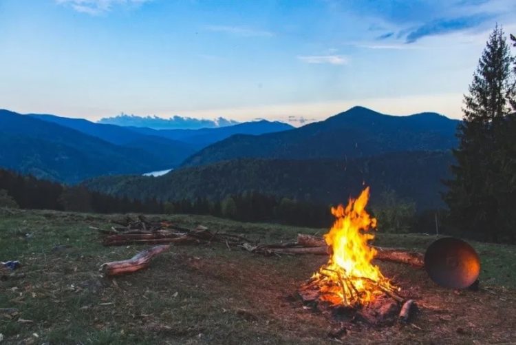 Wilderness survival expert breaks down how to build a fire
