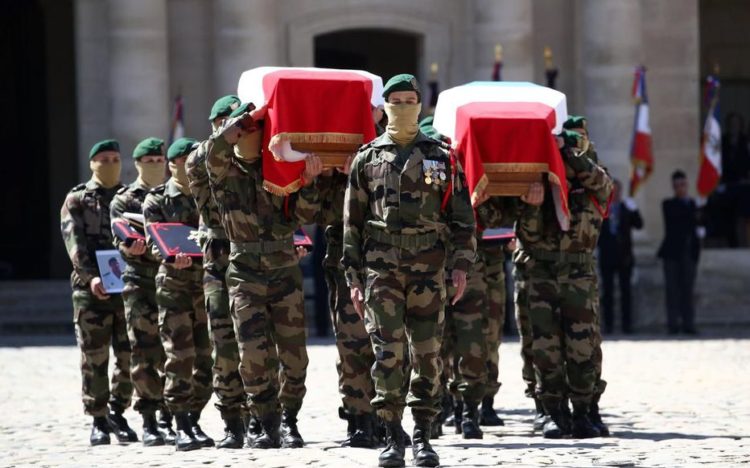 The Pic of the Day: French commandos carry their fallen