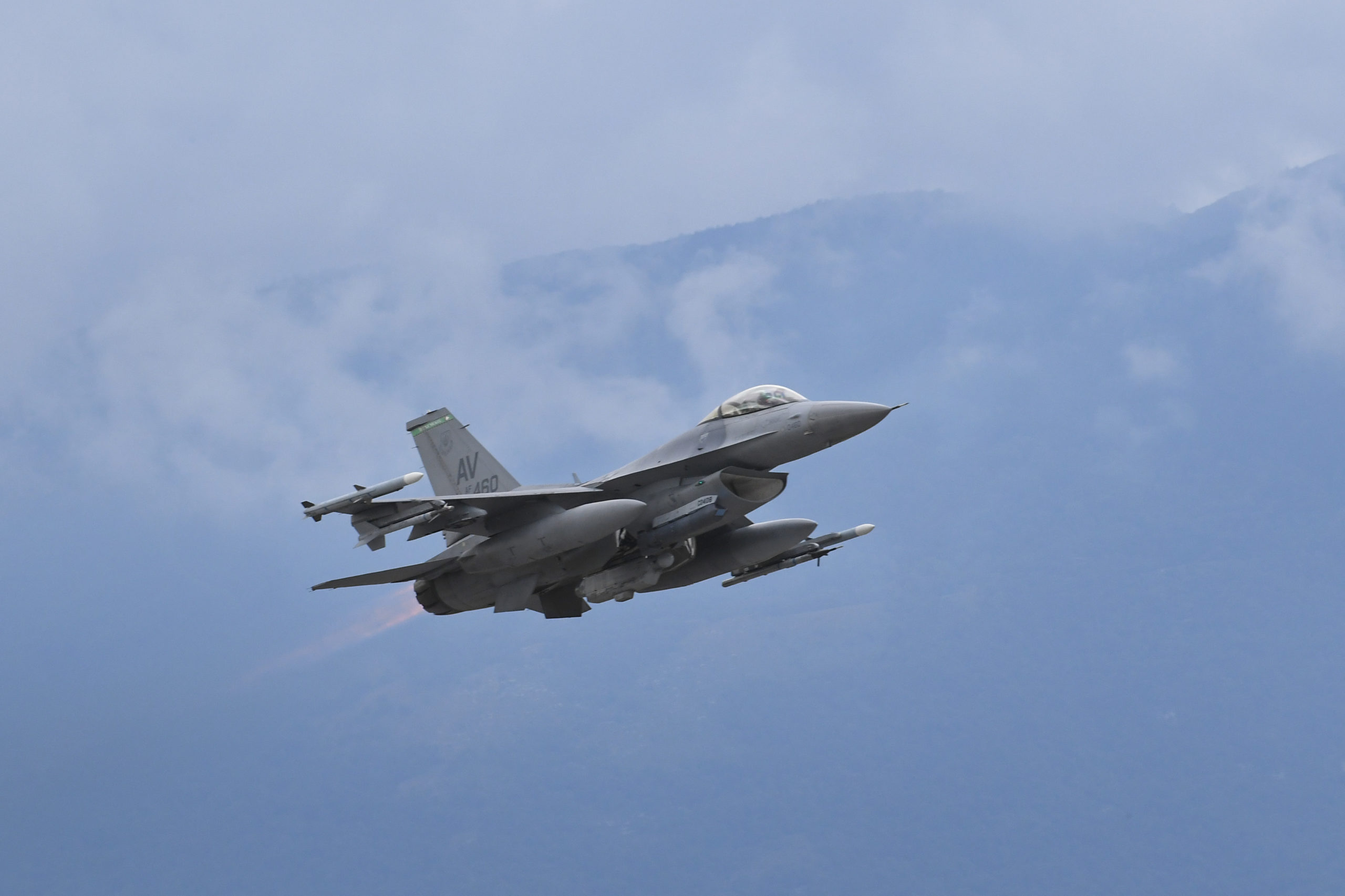 The Pic of the Day: Fighting Falcon in Flight