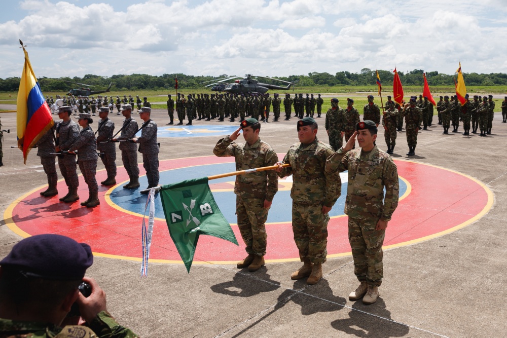 Green Berets receive an award from the Colombian Army.