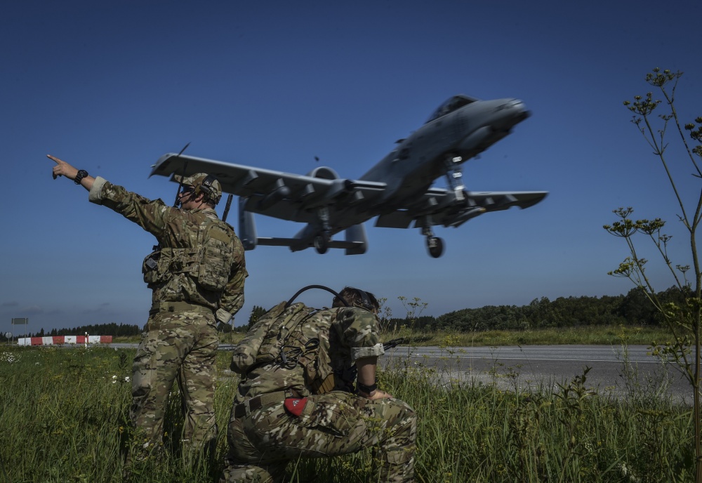 Air Force Combat Controllers guide an A-10 Thunderbolt