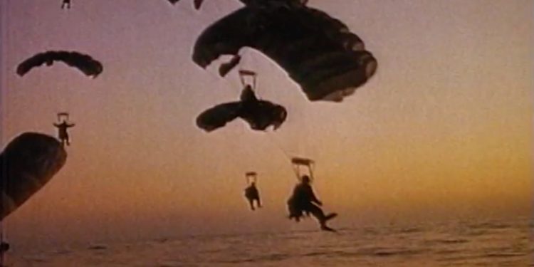 Why Real Navy SEALs Actually Hate the Charlie Sheen Movie About Navy SEALs