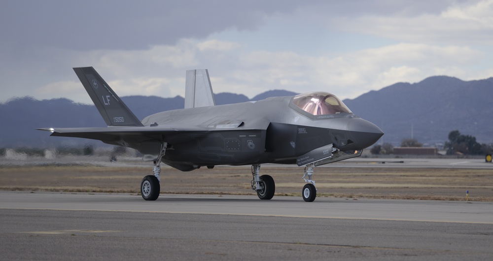 F-35 taxis