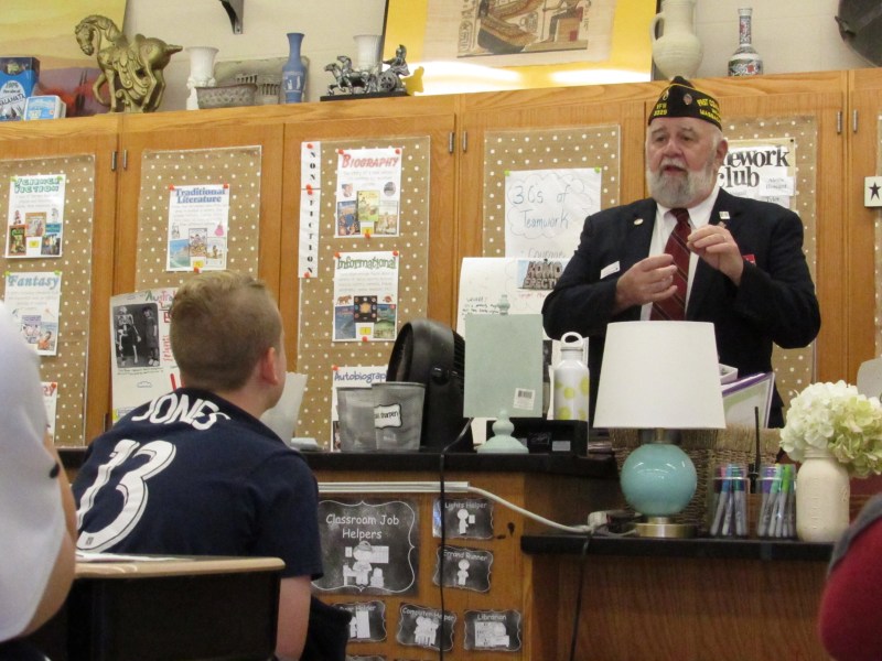 veteran speaks to children