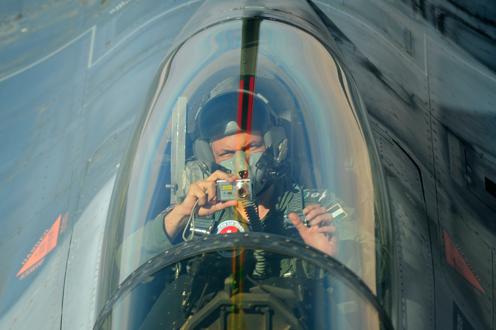 A Royal Jordanian Air Force Pilot snapping a photo in his F-16, 2011 (Wikimedia Commons). Source: https://commons.wikimedia.org/wiki/File:Jordanian_Air_Force_F-16_Fighting_Falcon_pilot.jpg