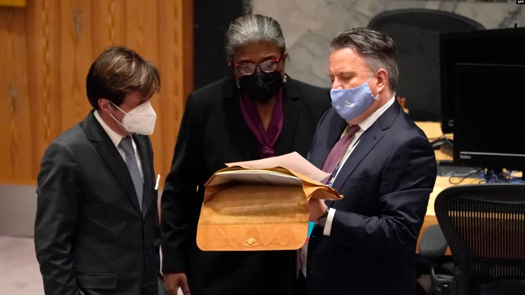 Permanent Representative of Ukraine to the United Nations Sergiy Kyslytsya, right, talks with U.S. Ambassador Linda Thomas-Greenfield, center, during an emergency meeting of the U.N. Security Council on the Ukraine crisis, in New York, Feb. 21, 2022 (VOA). Source: https://www.voanews.com/a/us-says-un-meeting-a-chance-for-russia-to-explain-itself-/6453352.html