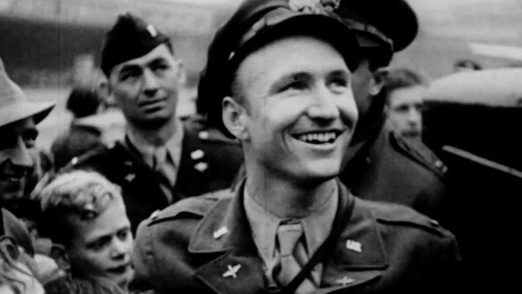 Colonel Gail Seymour "Hal" Halvorsen in uniform with German children in the background (Alchetron). Source: https://alchetron.com/Gail-Halvorsen