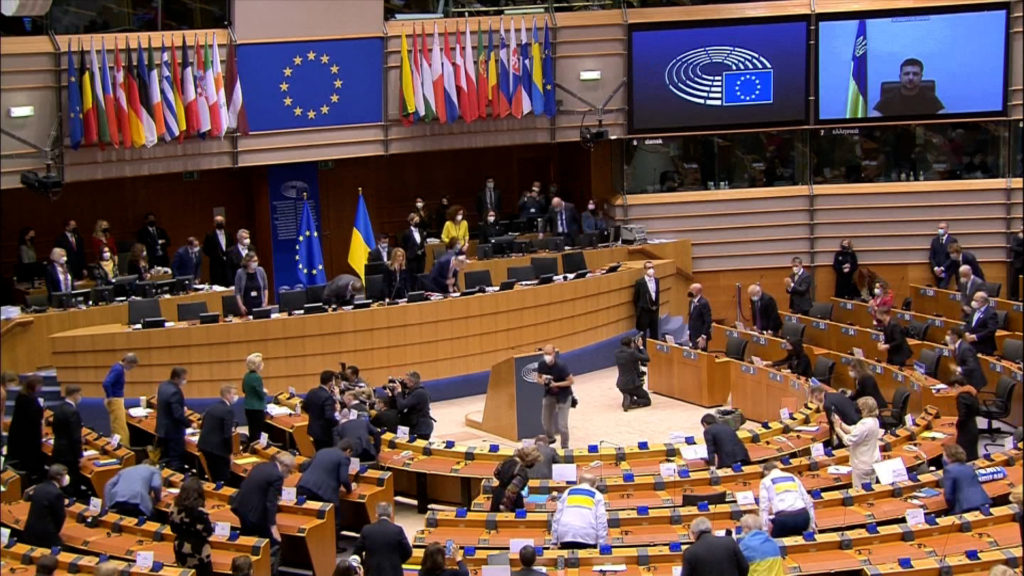 Ukrainian President Volodymyr Zelensky receiving a standing ovation from EU parliament members, March 1 (CNN). Source: https://edition.cnn.com/webview/europe/live-news/ukraine-russia-putin-news-03-01-22/h_fc96aa9a8f23c1a95639243f00682c62?fbclid=IwAR0FwjKlTtO0gTJz-hAVZRNPFLoi8NJKTzLbIrxPQNpd0mofAt2cDEjRbhc