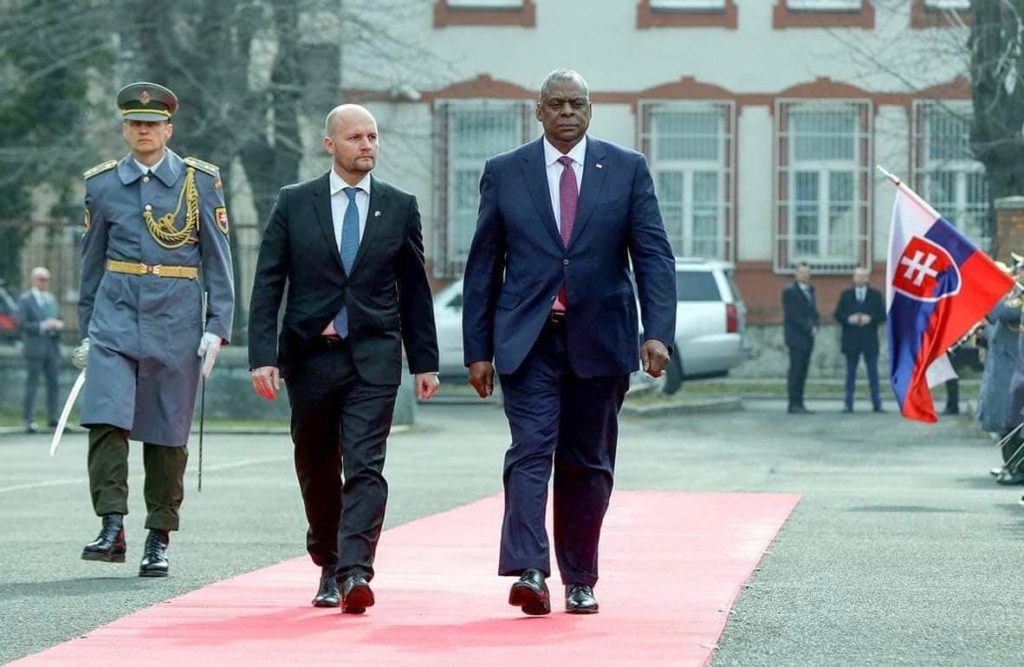 Slovakia Minister of Defense Jaroslav Nad (left) with Secretary of Defense Lloyd J. Austin III (right) (Slovakia Minister of Defense Jaroslav Nad Facebook Account). Source: https://www.facebook.com/photo?fbid=503445851238496&set=a.388465109403238