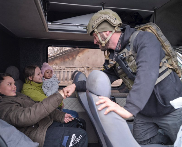Aerial Recovery Group in Ukraine with Green Beret veteran John Locke interacting with a child (Aerial Recovery Group Instagram). Source: https://www.instagram.com/p/Ca5DStVuUvD/