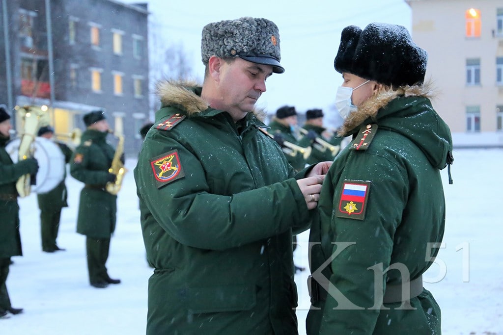 Russian Colonel Denis Kurilo pinning what seems to be a medal to a Russian soldier (YR2020 Twitter Account). Source: https://twitter.com/YR20203/status/1508757774922043397 