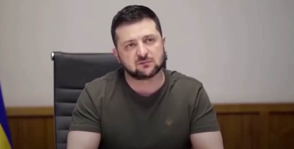 Zelensky speakign with Russian journalists during an interview (Screenshot from The Sun). Source: https://www.youtube.com/watch?v=HVmua05LFs8