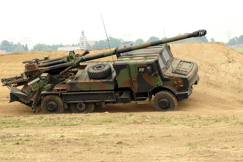 A CAESAR Howitzer Unimog U2450L 6x6 chassis (Wikimedia Commons). Source: https://commons.wikimedia.org/wiki/File:CAESAR-openphotonet_PICT6026.JPG#filehistory