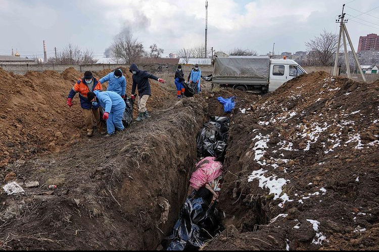 A mass grave in Mariupol (AFU Stratcom). Source: https://www.facebook.com/photo?fbid=382019193756657&set=pcb.382019727089937