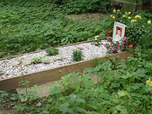 Photograph of the grave of Alexander Litvinenko, Highgate Cemetery, London, United Kingdom